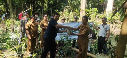 Sinergi MBM, Pemerintah Desa Subuk Tanam Pohon dan Hijaukan Lingkungan Desa