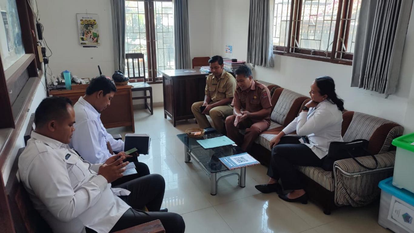 Tim BNN Kabupaten Buleleng yang diwakili Luh Made Deprianti, S.Kep., saat diterima Perbekel dalam koordinasi rencana pemetaan pemuda usia 16–24 tahun dan pelaksanaan pelatihan life skill sebagai upaya pencegahan penyalahgunaan narkotika di lingkungan desa.